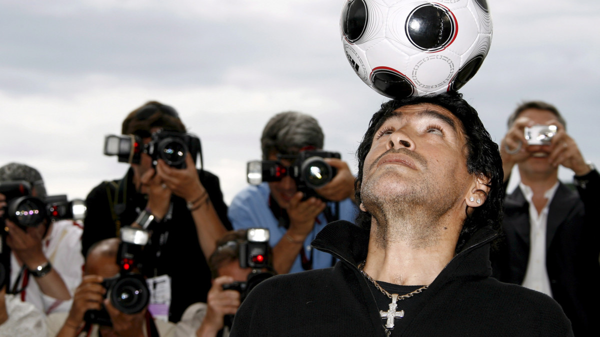 2008. május 20-án készült kép Diego Maradona legendás argentin labdarúgóról a Maradona című dokumentumfilm bemutatója alkalmából tartott fotózáson a 61. Cannes-i Nemzetközi Filmfesztiválon .Argentin sajtóhírek szerint az elmúlt hetekben többször is kórházban kezelt Maradona 2020. november 25-én elhunyt. Halálát hirtelen szívmegállás okozta. Maradona 2020. október 30-án töltötte be a 60. életévét.