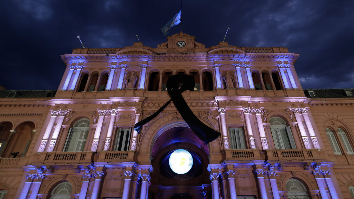 Fekete szalag a Buenos Aires-i elnöki palota, a Casa Rosada homlokzatán 2020. november 26-án, miután az előző nap, 60 éves korában elhunyt Diego Maradona legendás argentin labdarúgó.