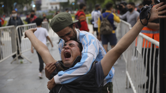 Argentína sír: így búcsúznak Diego Maradonától az elnöki palotában – fotók