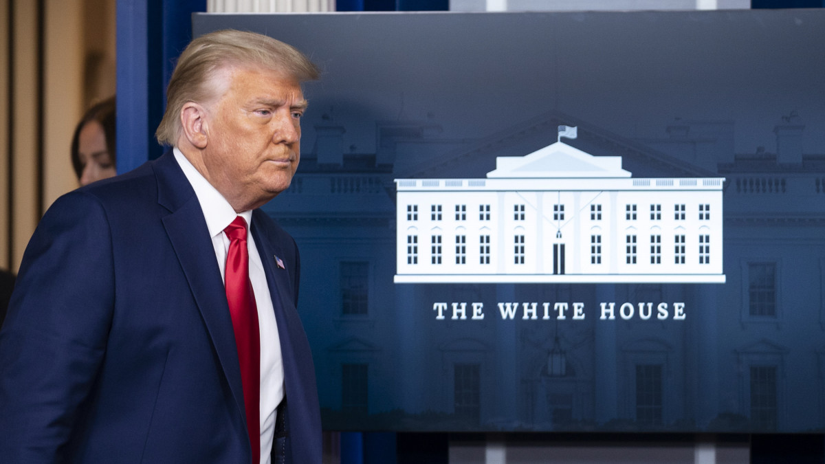 Donald Trump amerikai elnök sajtóértekezletére érkezik a washingtoni Fehér Házban 2020. november 24-én, miután a 30 vezető iparvállalat Dow Jones indexe 400 pontos emelkedés után a történelem során először átlépte a 30 ezer pontot.