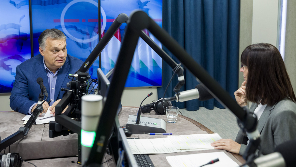 Orbán Viktor miniszterelnök Nagy Katalin műsorvezető társaságában a Kossuth rádió stúdiójában, mielőtt interjút adott a Jó reggelt, Magyarország! című műsorban 2018. november 23-án.