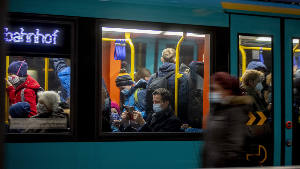 Védőmaszkos utasok a frankfurti metrón 2020. november 25-én. A koronavírus-járvány megfékezése érdekében november eleje óta zárva tartanak az éttermek, bárok, kulturális intézmények, edzőtermek és a mozik Németországban.