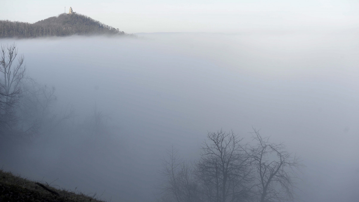 Az Erzsébet-kilátó a ködbe burkolózott János-hegyen, a Normafa felől fotózva 2015. december 27-én.