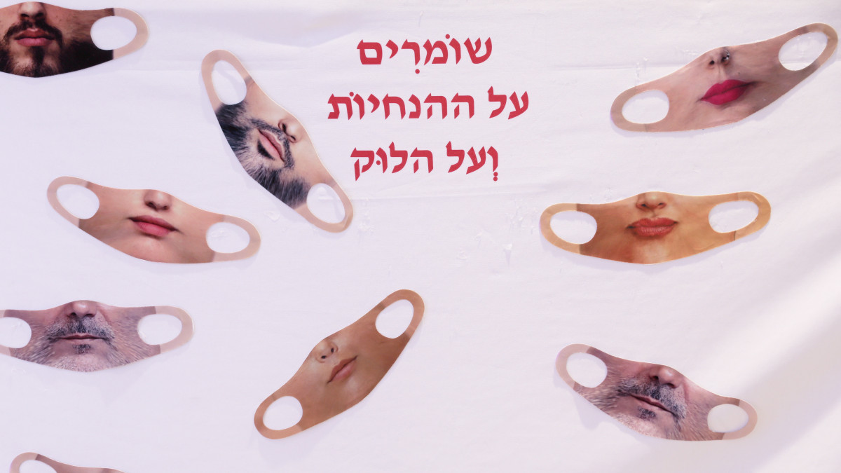 Úgynevezett szelfi maszkok, azaz az ügyfelek arcképe alapján készített védőmaszkok a pulton egy tel-avivi bevásárlóközpontban 2020. szeptember 7-én. A felirat jelentése: Kövesd a szabályokat és velük együtt a megjelenést. Izraelben túllépte az ezret a koronavírus-járvány következtében elhunytak száma, Benjámin Netanjahu izraeli miniszterelnök negyven olyan városban rendelt el kijárási korlátozásokat, amelyekben ugrásszerűen nőtt a megbetegedések száma.