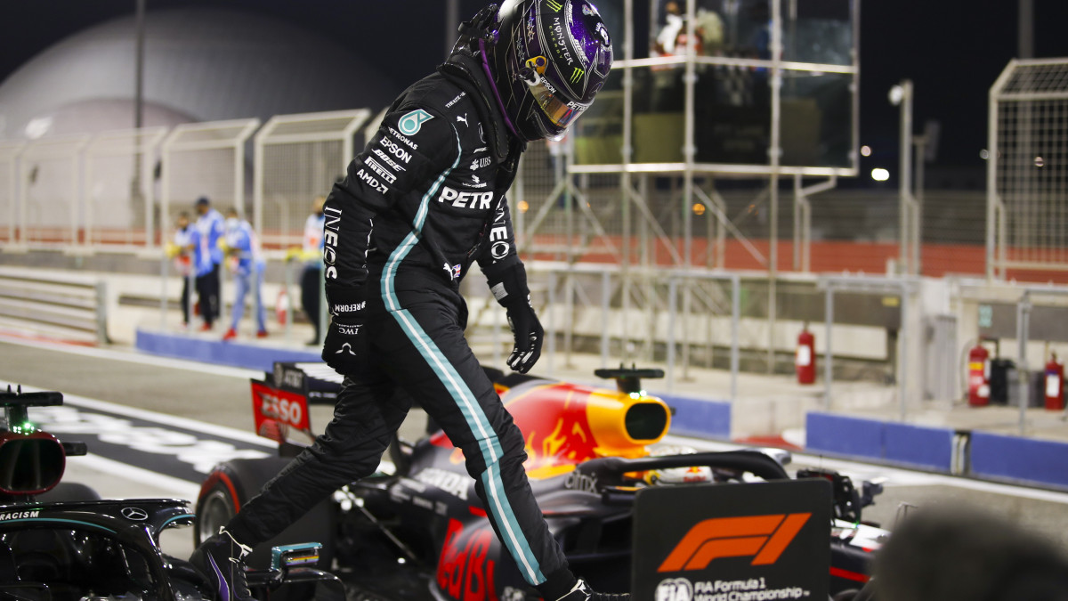 Lewis Hamilton, a Mercedes brit versenyzője a Forma-1-es autós gyorsasági világbajnokság Bahreini Nagydíjának időmérő edzése után a szahíri pályán 2020. november 28-án. Hamilton az első rajthelyről indulhat a másnapi futamon.