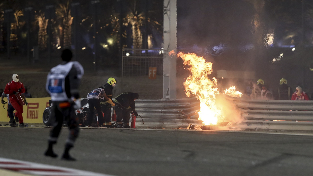 Lángokban áll Romain Grosjean, a Haas francia versenyzőjének autója a rajt utáni balesete után a Forma-1-es autós gyorsasági világbajnokság Bahreini Nagydíján a szahíri pályán 2020. november 29-én.