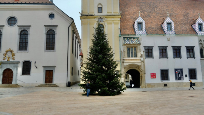 Áll Pozsony és Prága karácsonyfája, de alig lesz, aki megcsodálja