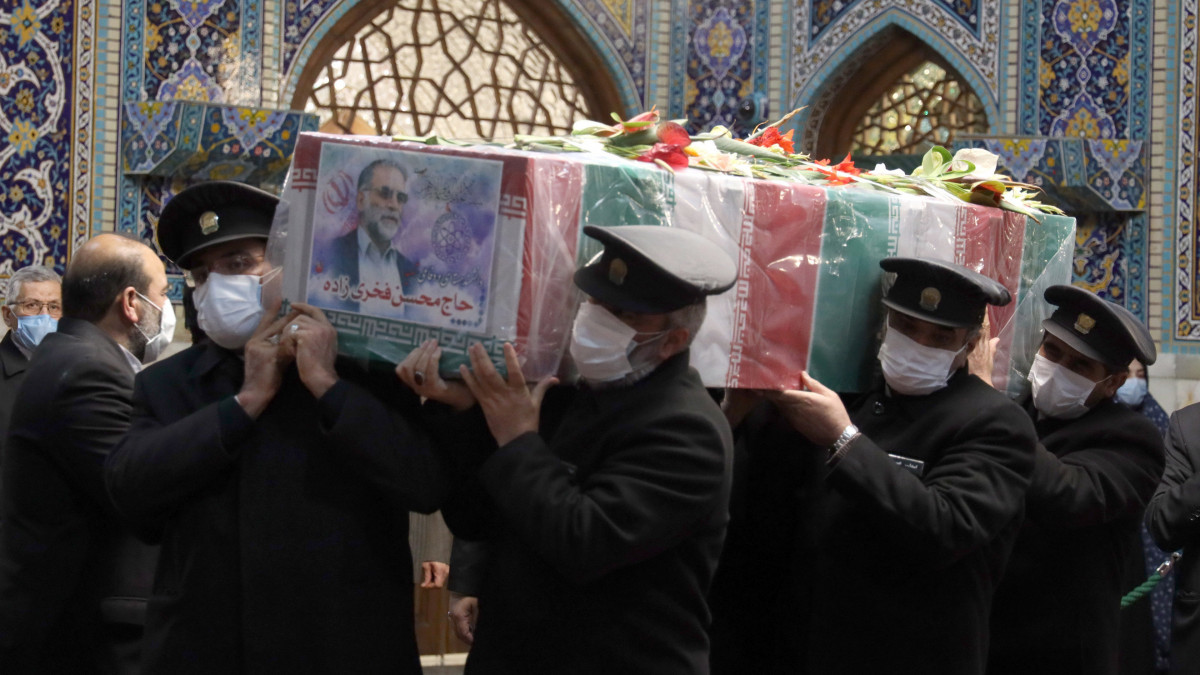 Az iráni védelmi minisztérium által közreadott kép a merényletben meghalt iráni atomtudós, Mohszen Farizadeh temetési szertartásáról az Ali Reza imámról elnevezett szentélyben Meshed városban 2020. november 29-én. Farizadehet november 27-én lőtték meg autójában a fővárostól keletre fekvő Ab-Szard településen. A 63 éves férfi később belehalt a sebesülésébe. A tudós az iráni Forradalmi Gárda tagja volt, akit nyugati országok az iráni nukleáris fegyver kifejlesztését célzó titkos program egyik vezetőjeként tartottak számon.