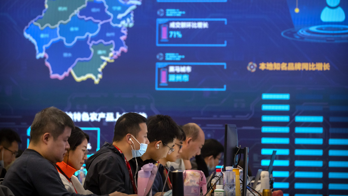A Kína második legnagyobb e-kereskedelmi platformjának számító JD.com alkalmazottai a számítógépeiken dolgoznak a cég operációs központjában 2020. november 11-én, a szinglik, azaz az egyedülállók napján. A szinglik napja alkalmából tartott kereskedelmi akció idén már november 1-jén elkezdődött. A JD.com közlése szerint november 1-jén az áruforgalma 90 százalékkal nőtt a tavalyi év azonos napjához képest, míg november 11-én az első 10 percben tranzakciós volumene elérte a 200 milliárd jüant.
