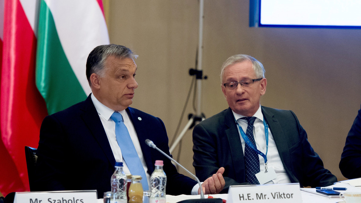 Orbán Viktor miniszterelnök, valamint Gottfried Péter és Czukor József miniszterelnöki főtanácsadók (b-j) a visegrádi országok (V4) miniszterelnökeinek találkozóján a Pesti Vigadóban 2017. július 4-én.
