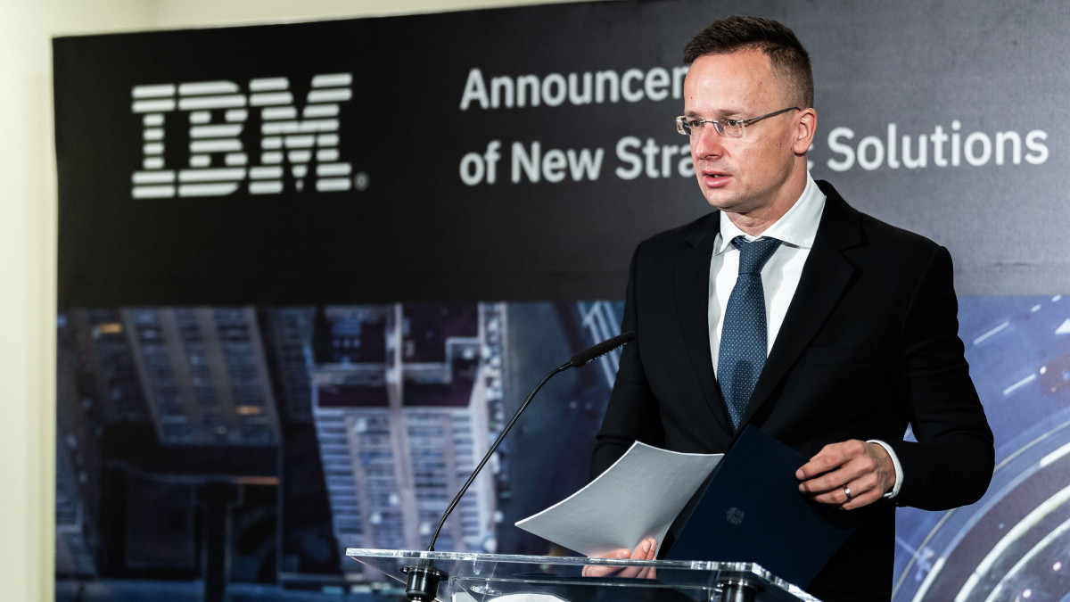 A Külgazdasági és Külügyminisztérium (KKM) által közreadott képen Szijjártó Péter külgazdasági és külügyminiszter beszédet mond az IBM székesfehérvári telephelyén tartott sajtótájékoztatón 2020. november 30-án.