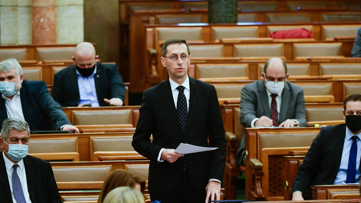 Varga Mihály miniszterelnök-helyettes, pénzügyminiszter felszólal napirend előtt az Országgyűlés plenáris ülésén 2020. november 30-án.