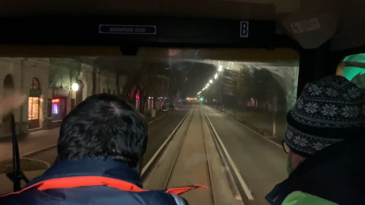 Így haladt az első villamos a hódmezővásárhelyi tram-train-útvonalon - videó