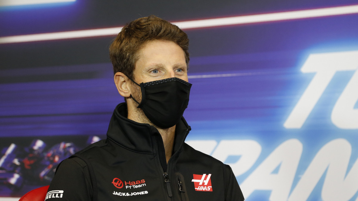 A Nemzetközi Automobil Szövetség (FIA) által közreadott képen Romain Grosjean, a Haas francia versenyzője sajtótájékoztatón vesz részt a Forma-1-es autós gyorsasági világbajnokság Török Nagydíjának otthont adó Isztambul Park versenypályán 2020. november 12-én. A futamot november 15-én rendezik.