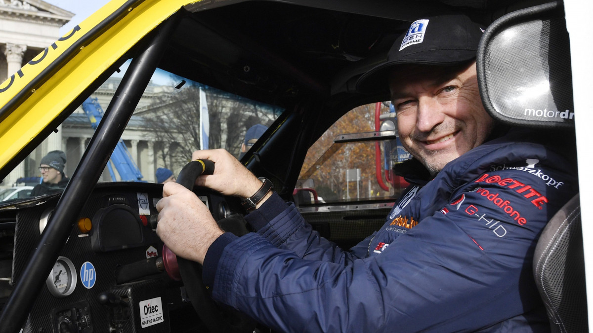A 40. Dakar-ralira készülő Opel Dakar Team tagja, Szalay Balázs pilóta ül Opel Crossland X típusú versenyautójában a csapat indulása alkalmából tartott sajtótájékoztatón a fővárosi Hősök terén 2017. november 22-én.