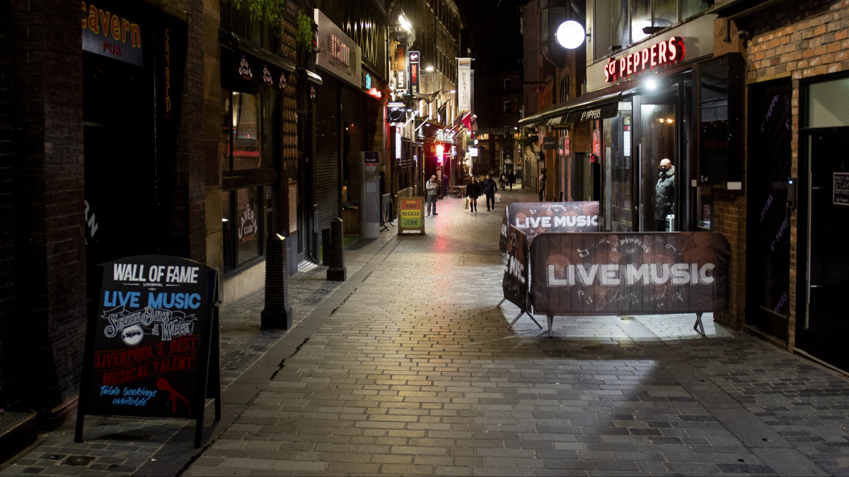Szórakozóhelyek a liverpooli Matthew Streeten 2020. október 13-án este. A koronavírus-járvány terjedésének megfékezése érdekében október 14-től időlegesen bezárják a vendéglátóhelyeket az észak-angliai nagyvárosban.