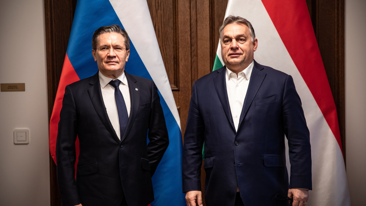 A Miniszterelnöki Sajtóiroda által közreadott képen Orbán Viktor miniszterelnök (j) és Alekszej Lihacsov, a Roszatom orosz állami atomenergetikai konszern vezérigazgatójának találkozója a Karmelita kolostorban 2020. december 3-án.