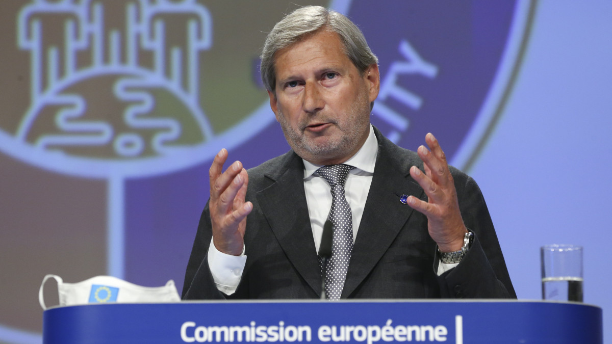 Johannes Hahn, az Európai Bizottság költségvetési és igazgatási ügyekben felelős tagja sajtóértekezletet tart Brüsszelben 2020. május 27-én. Az Európai Bizottság ezen a napon ismertette a testület koronavírus-járvány utáni gazdasági újjáépítési programját, illetve a 2021-ben kezdődő hétéves uniós keretköltségvetési időszakra vonatkozó, felülvizsgált javaslatait.