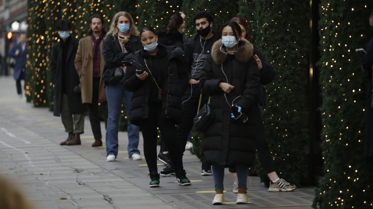 Sorban álló vásárlók a Selfridges áruház előtt a londoni Oxford Streeten 2020. december 2-án. Ezen a napon feloldották a koronavírus-járvány megfékezése végett november 5-én bevezetett négyheti angliai zárlatot.
