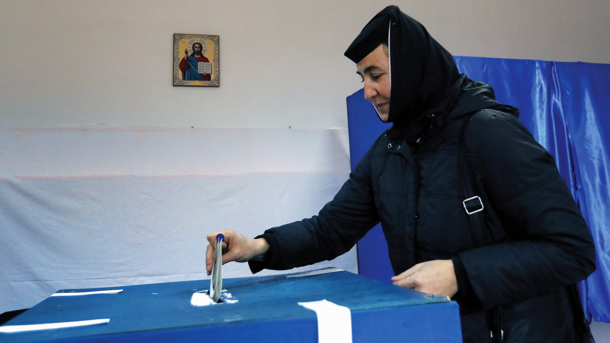 Ortodox apáca szavaz a román elnökválasztás második fordulójában Branesti faluban 2019. november 24-én.