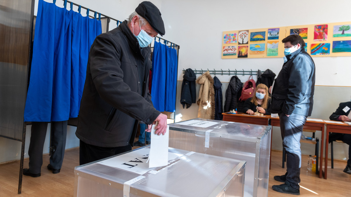 Szavazók az erdélyi Aranyosegerbegy iskolájában berendezett szavazókörzetben, a romániai parlamenti választásokon 2020. december 6-án.