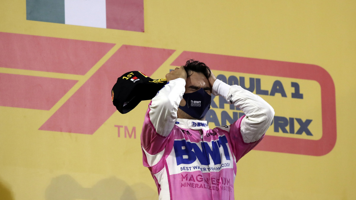 A győztes Sergio Pérez, a Racing Point mexikói versenyzője ünnepel a pódiumon, miután megnyerte a Forma-1-es autós gyorsasági világbajnokság Szahíri Nagydíját a szahíri pályán 2020. december 6-án.