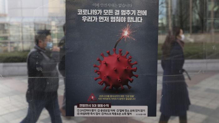 Rekord számú megfertőződés és haláleset mellett nyit Dél-Korea