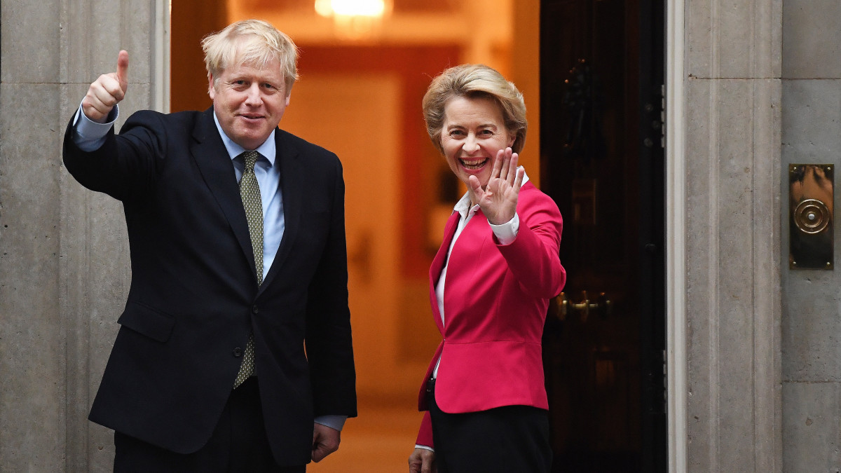 Boris Johnson brit miniszterelnök Ursula von der Leyent, az Európai Bizottság elnökét fogadja a londoni kormányfői rezidencia, a Downing Street 10. előtt 2020. január 8-án.