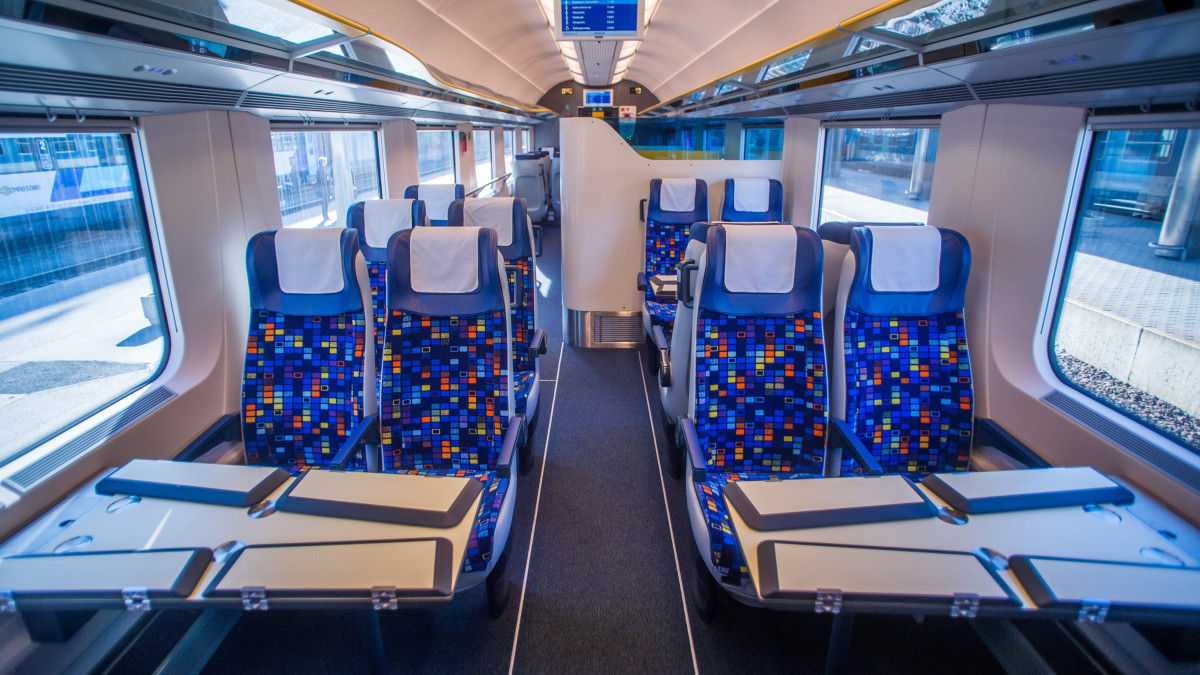 A MÁV első, saját gyártású, belföldi forgalomra szánt másodosztályú InterCity (IC+) kocsija a forgalomba állításának napján a Déli pályaudvaron 2020. február 13-án. Az utasok a Zalaegerszegre közlekedő Göcsej InterCity járaton utaztak először az új járművön.