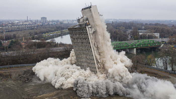 Így robbantották fel a VITUKI toronyházát Budapesten – videó