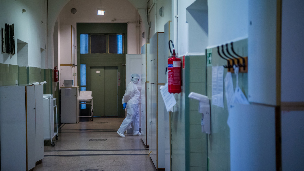 Védőfelszerelést viselő orvos a koronavírussal fertőzött betegek fogadására kialakított intenzív osztályon a Szent János Kórházban 2020. december 9-én.
