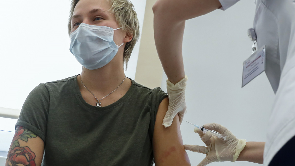 A Covid-19 megelőzésére szolgáló Szputnyik V vakcinát adja be egy páciensnek egy ápoló egy moszkvai kórházban 2020. december 5-én. Oroszországban orvosok és tanárok ezrei jelentkeztek a mai napon kezdődött tömeges beoltásra.