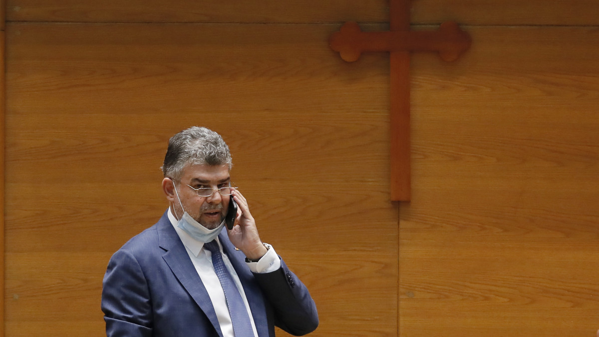 Marcel Ciolacu, az ellenzéki Szociáldemokrata Párt (PSD) és a képviselőház elnöke a parlament bukaresti üléstermében, mielőtt a két ház együttes ülésen szavaz a kormány ellen a PSD által benyújtott bizalmatlansági indítványról 2020. augusztus 31-én.