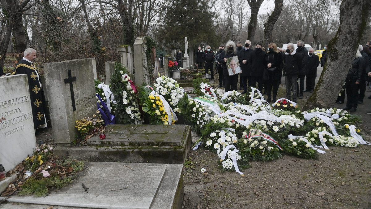 Gyászolók az életének 70. évében elhunyt Balázs Fecó Kossuth- és Liszt Ferenc-díjas rockzenész, billentyűs, énekes, zeneszerző búcsúztatásán az Óbudai temetőben 2020. december 11-én. Balázs Fecó 2020. november 26-án este hunyt el.