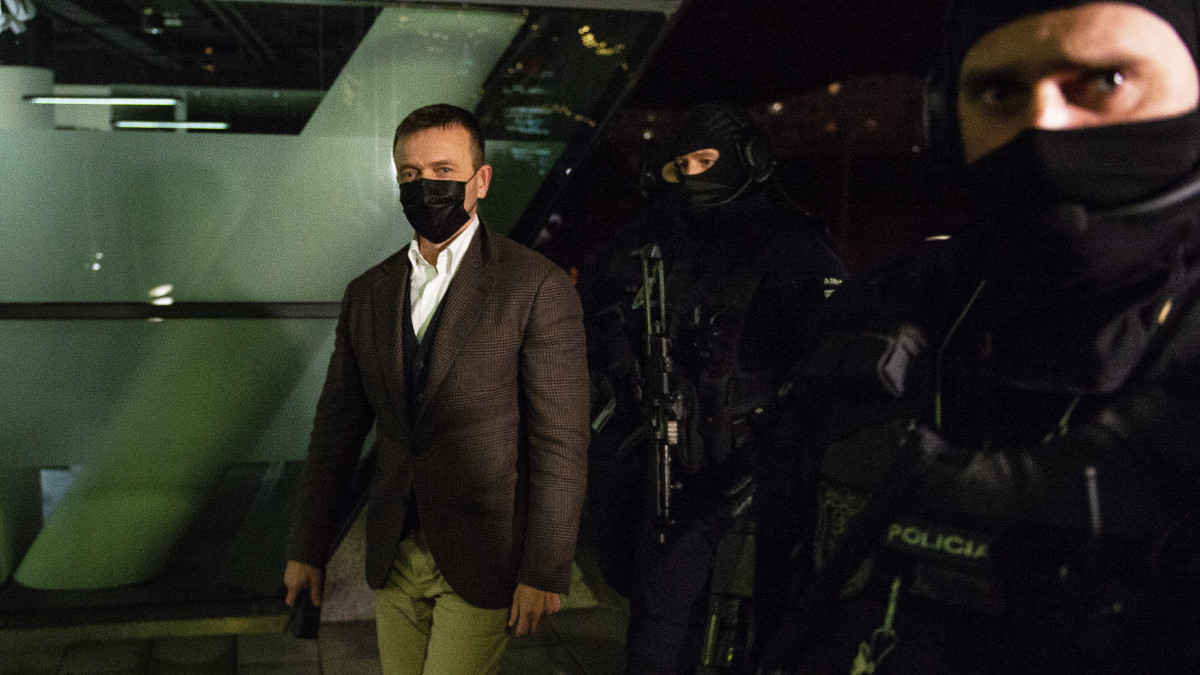 2020. december 1-jén Pozsonyban készített képen Jaroslav Hascákot, a Penta Investments befektetőcsoport dollármilliárdos vezetőjét (b) kísérik rendőrök az őrizetbe vétele után. Hascákot pénzmosás, illegális üzletelés és korrupció gyanújával vették őrizetbe egy volt legfőbb ügyésszel, volt rendőrfőkapitánnyal, a vámhivatal volt első emberével, bírókkal, a különleges erők és a rendőrség sok magas rangú emberével együtt. Az Igor Matovic vezette koalíciós kormány akciójának célja mindazok őrizetbe vétele, akik vagy elszabotálták, vagy kifejezetten a célszemélyeknek eladták az ellenük induló nyomozás aktáit, így egy régi nagy ügy, a Gorilla akció anyagait.