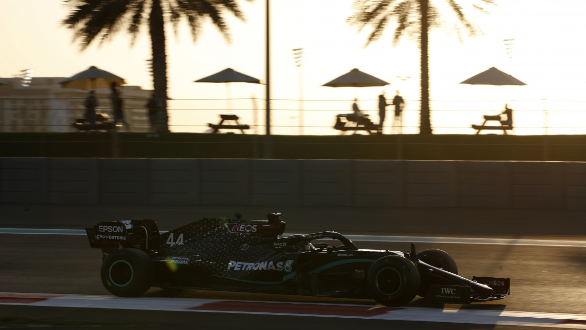 Lewis Hamilton, a Mercedes brit versenyzője a Forma-1-es autós gyorsasági világbajnokság abu-dzabi futamának második szabadedzésén a Yas Marina versenypályán 2020. december 11-én. A futamot december 13-án rendezik.