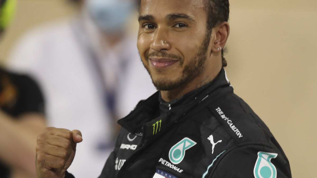 Lewis Hamilton, a Mercedes brit versenyzője ünnepel, miután megnyerte a Forma-1-es autós gyorsasági világbajnokság Bahreini Nagydíját a szahíri pályán 2020. november 29-én. A hétszeres világbajnok Lewis Hamilton pályafutása 95. futamgyőzelmét aratta.