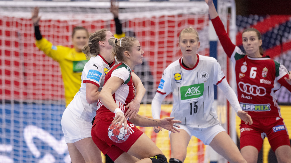 Háfra Noémi (b2) és Schatzl Nadine (j), illetve a német Amelie Berger és Kim Naidzinavicius a dániai női kézilabda Európa-bajnokság középdöntője II. csoportjának első fordulójában játszott Magyarország-Németország mérkőzésen Koldingban 2020. december 12-én.
