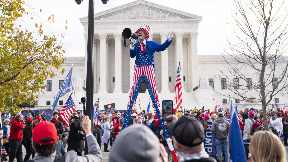 Donald Trump amerikai elnök támogatói tüntetnek a legfelsőbb bíróság washingtoni épülete előtt 2020. december 12-én, miután a bíróság elutasította Texas állam keresetét, amellyel Joe Biden demokrata párti jelölt elnökválasztási győzelmét akarta érvényteleníttetni csalásra hivatkozva négy tagállamban.