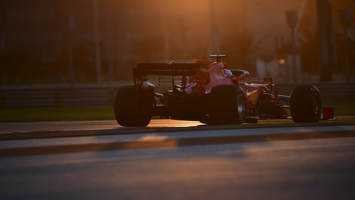 Sebastian Vettel, a Ferrari német versenyzője a Forma-1-es autós gyorsasági világbajnokság abu-dzabi futamának második szabadedzésén a Yas Marina versenypályán 2020. december 11-én. A futamot december 13-án rendezik.