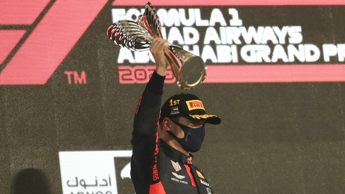 Max Verstappen, a Red Bull holland versenyzője a pódiumon, miután győzött a Forma-1-es autós gyorsasági világbajnokság Abu-dzabi Nagydíján az abu-dzabi Yas Marina versenypályán 2020. december 13-án.