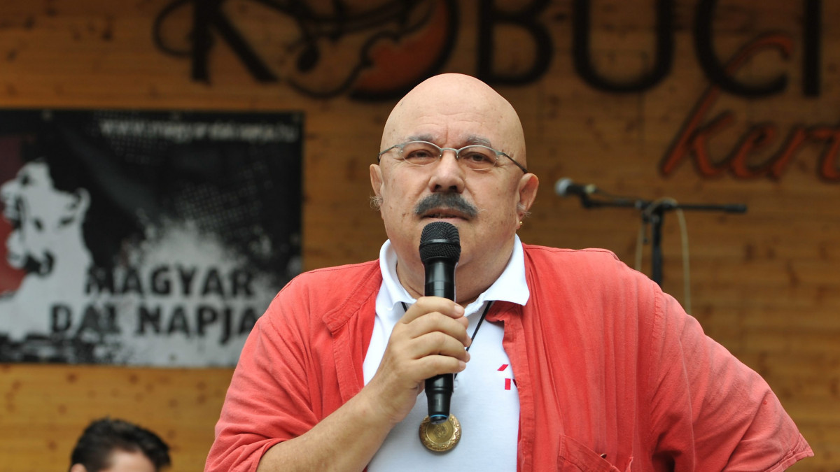 Bergendy István szaxofonista, a Bergendy együttes vezetője beszél A magyar dal napja sajtótájékoztatóján a Kobuci kertben, a Zichy-kastély belső udvarán 2012. július 25-én.