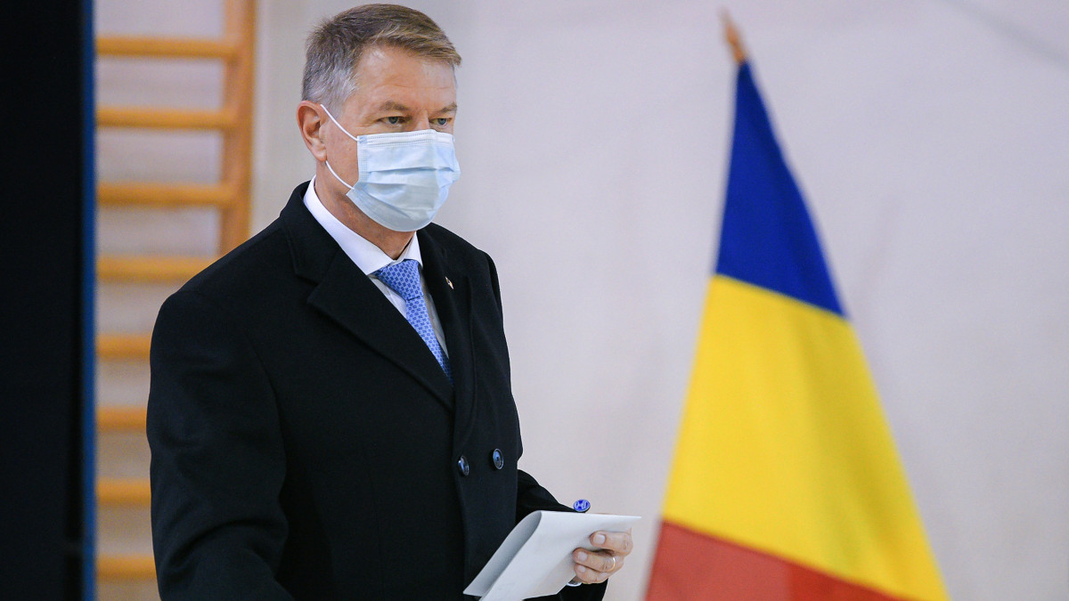 A román elnöki hivatal által közreadott képen Klaus Iohannis román államfő voksol egy bukaresti szavazóhelyiségében 2020. december 6-án, a romániai parlamenti választások napján.