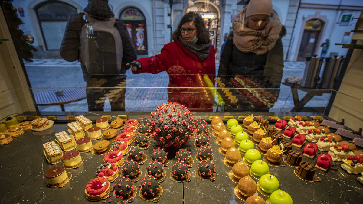 Koronavírushoz hasonlító sütemények (k) egy prágai cukrászda hűtőpultjában 2020. december 3-án. Csehországban ettől a naptól kezdve újra kinyithattak a koronavírus-járvány miatt október 14. óta zárva tartó éttermek és kávézók.