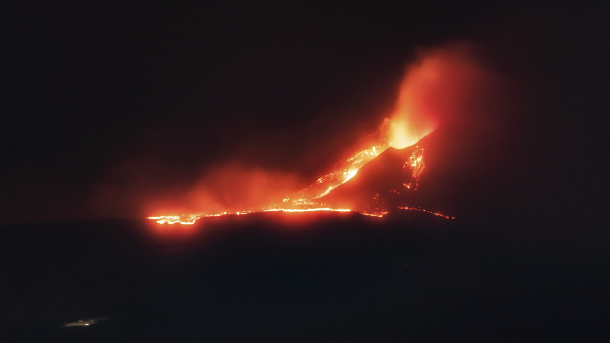 Lávafolyam hömpölyög az Etnából, Európa legnagyobb és legaktívabb vulkánjából a szicíliai Catania város közelében 2020. december 14-én hajnalban.