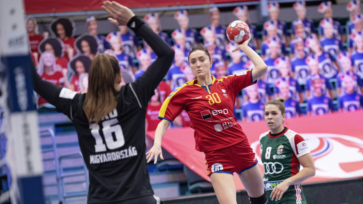 Bíró Blanka kapus (b) és a román Sonia Seraficeanu a dániai női kézilabda Európa-bajnokság középdöntője II. csoportjának középdöntőjében játszott Magyarország-Románia mérkőzésen Koldingban 2020. december 14-én.