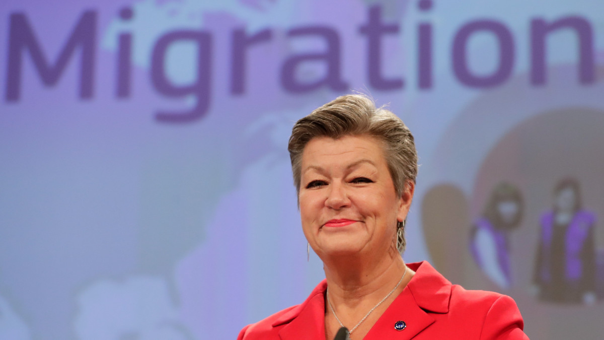 Ylva Johansson, az Európai Bizottság belügyekért felelős tagja a bizottság új migrációs és menekültügyi paktumjavaslatát ismertető brüsszeli sajtóértekezleten 2020. szeptember 23-án.