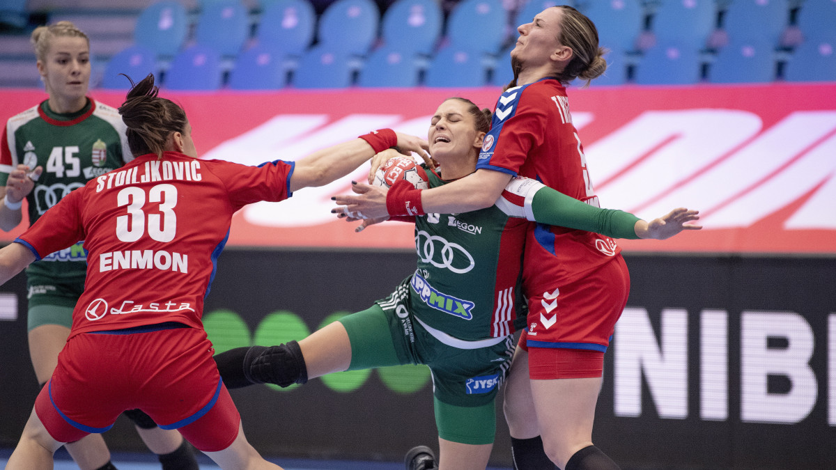 Helembai Fanny (k), valamint a szerb Jovana Stoiljkovic (b) és Jelena Trifunovic a női kézilabda Európa-bajnokság C csoportjának második fordulójában játszott Magyarország - Szerbia mérkőzésen a dániai Koldingban 2020. december 6-án.