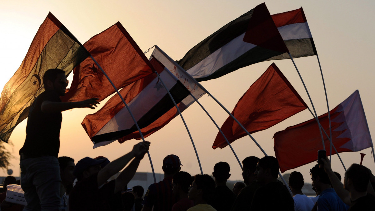 Aali, 2011. november 18.Az arab tavasz felkelései és tüntetései által érintett országok zászlóit lobogtatják tüntetők egy ellenzéki demonstráción a fővárostól, El-Manámától délre fekvő Aali faluban. Helyi források szerint több ezer ember vett részt a tüntetésen, ahol a fő ellenzéki csoportok újfent hangoztatták, hogy új alkotmány és egy teljes egészében választott parlament nélkül nincs megoldás az ország politikai válságára. (MTI/EPA/Mazen Mahdi)