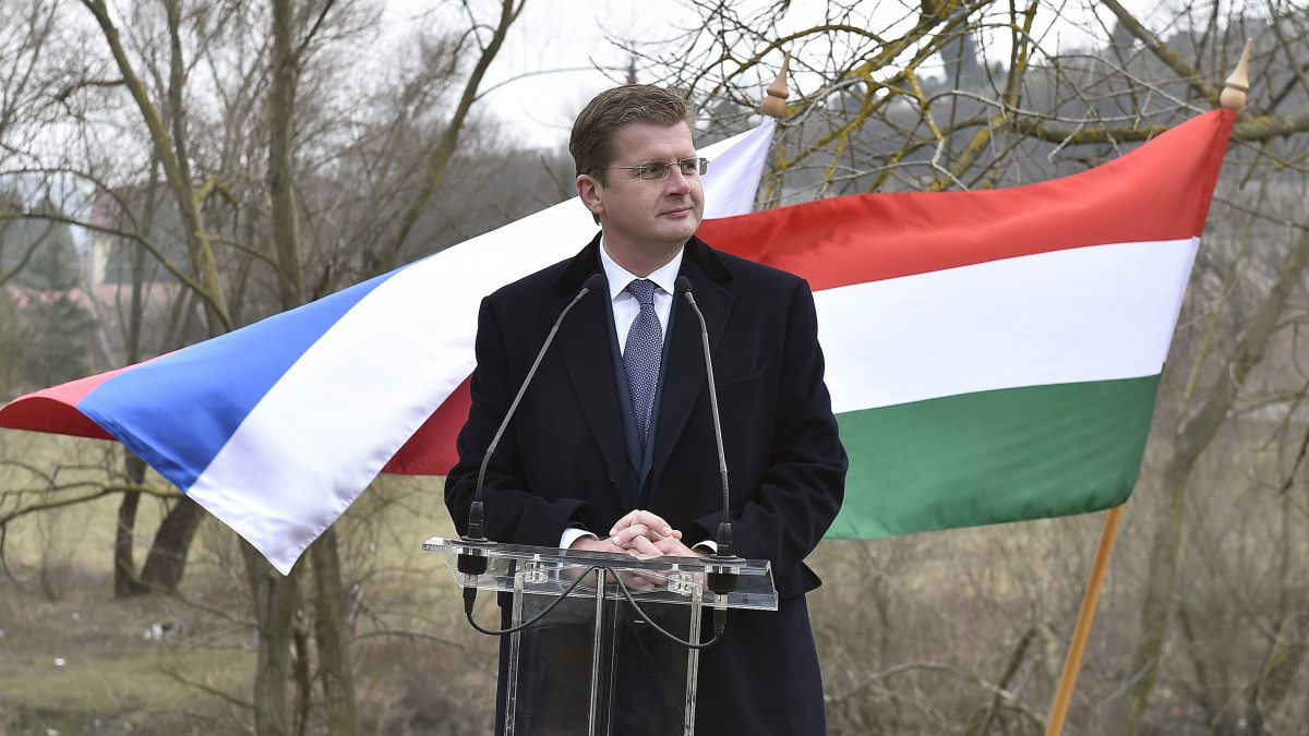 Peter Ziga szlovák gazdasági miniszter beszél a felvidéki Helemba és a magyarországi Ipolydamásd közötti Ipoly-híd megépítéséről tartott sajtótájékoztatón Ipolydamásdon 2018. március 28-án.